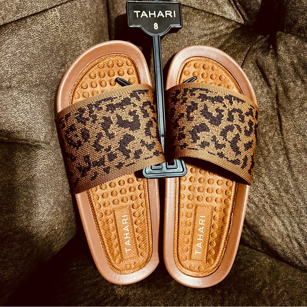 NWOT Tahari Brown Leopard Slide Sandals
